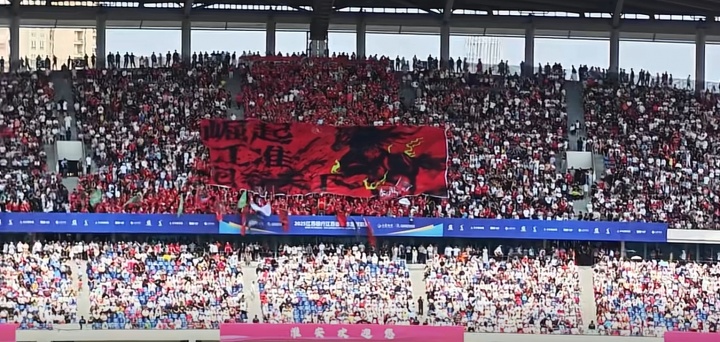 氛围超赞！淮安南京比赛一侧看台坐满观众，tifo“崛起江淮”瞩目