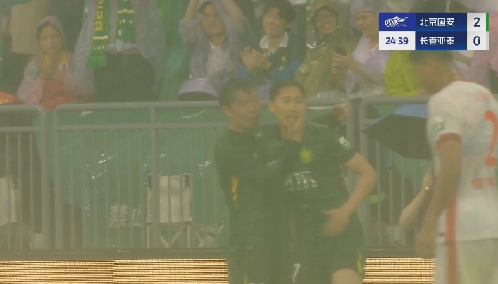 国安2-0领先亚泰！吴亚轲大脚传丢，曹永竞包抄破门+Siu庆祝！
