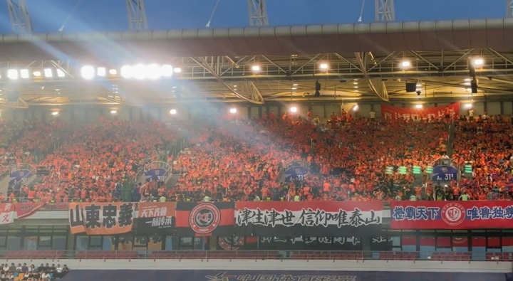 客战津门虎！泰山跟队记者：本场比赛泰山现场球迷超过2000人