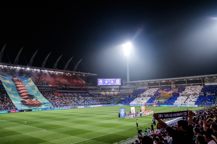 津门虎vs泰山赛前TIFO：天津民园广场足球雕像与天津港大沽灯塔