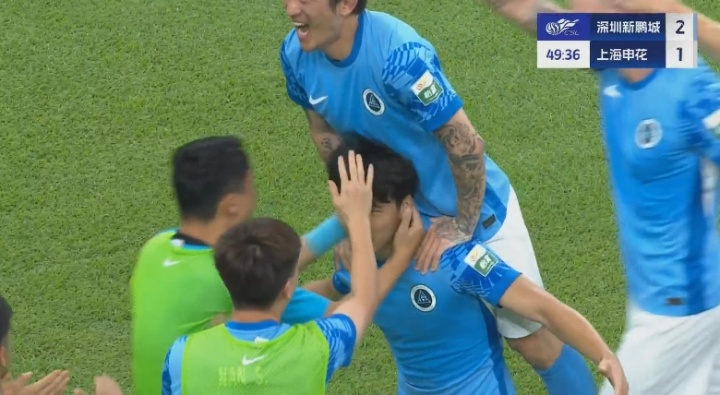 防线漏人漏完了！张昱杰第50分钟抽射破门，深圳2-1反超申花！
