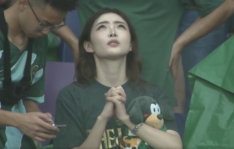 看台上祈祷的幸运女神！当过空姐，从小是浙江球迷＆去年主场全勤