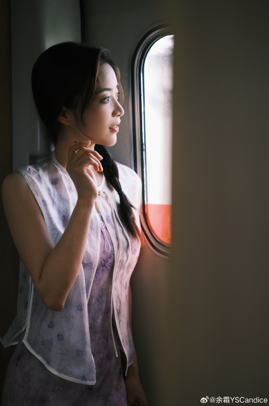 温柔人妻既视感！主持余霜晒照：早上好！打工人准备高铁