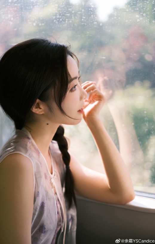 温柔人妻既视感！主持余霜晒照：早上好！打工人准备高铁