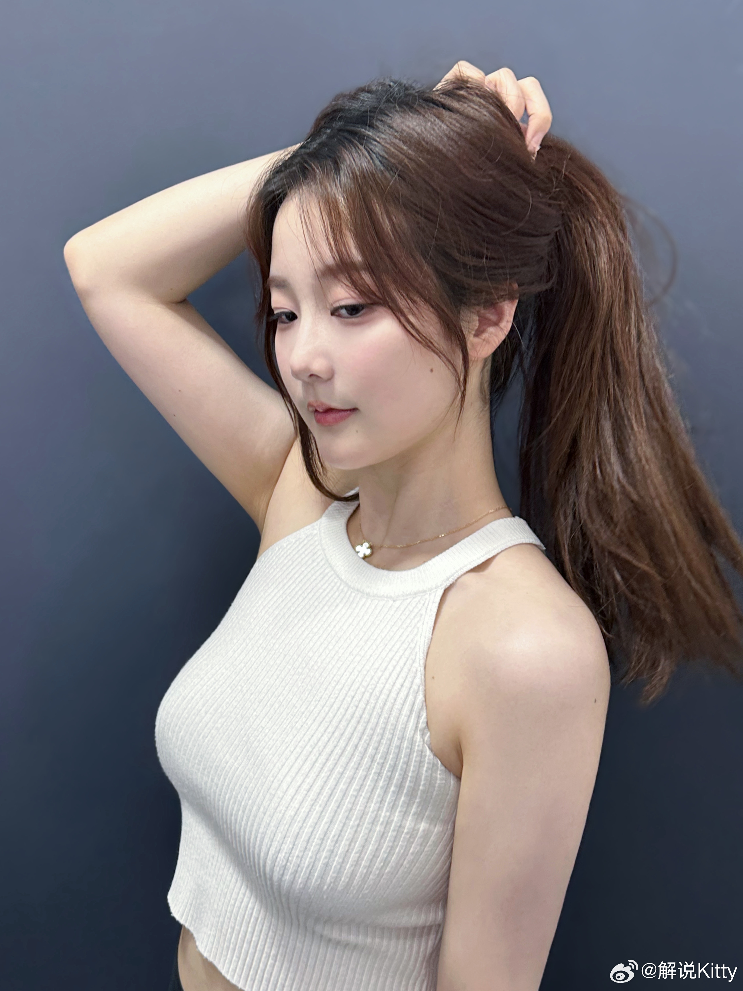 诱人😘前LPL英文流解说Kitty分享照片：pose一下 🐰