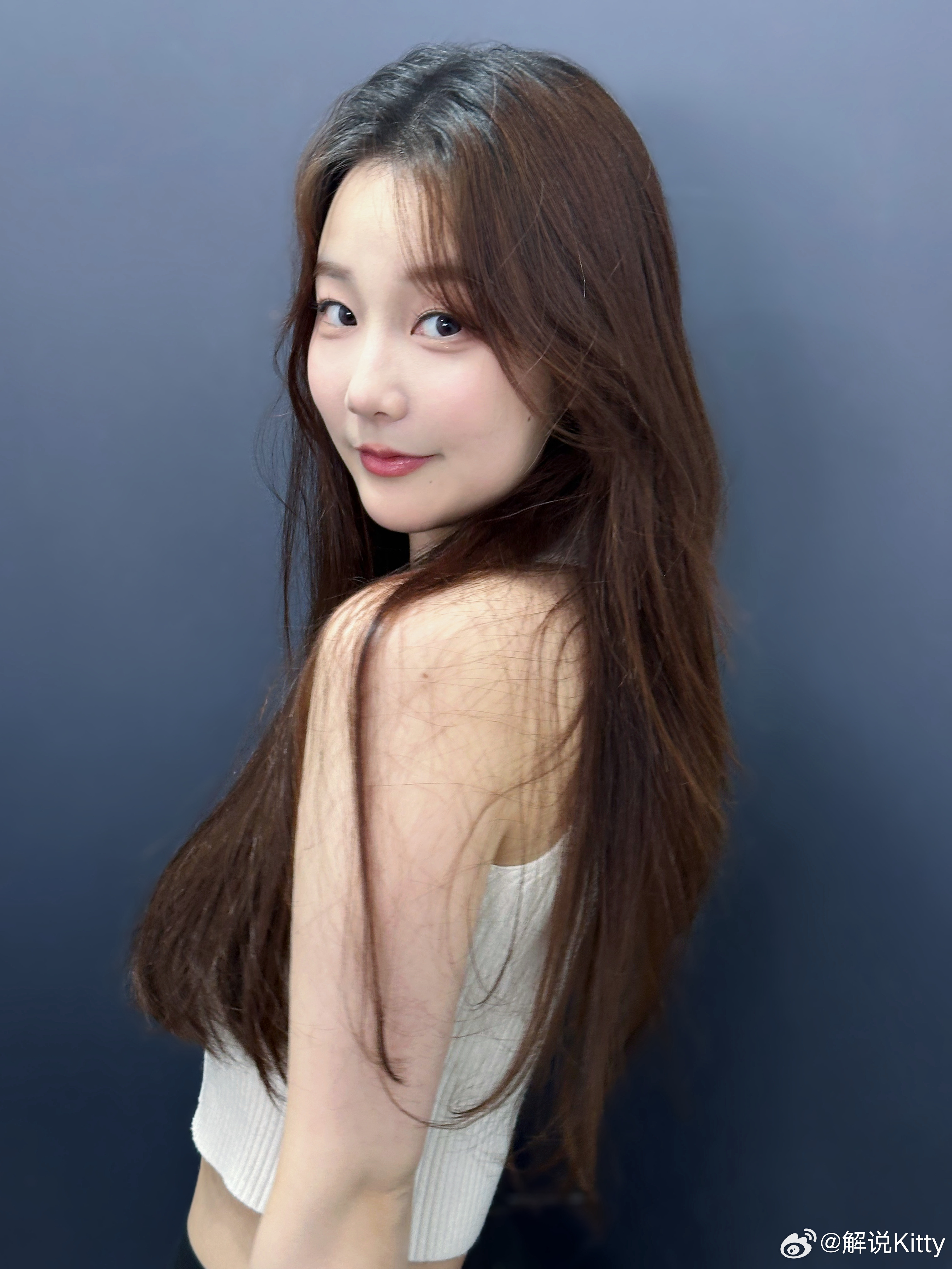 诱人😘前LPL英文流解说Kitty分享照片：pose一下 🐰