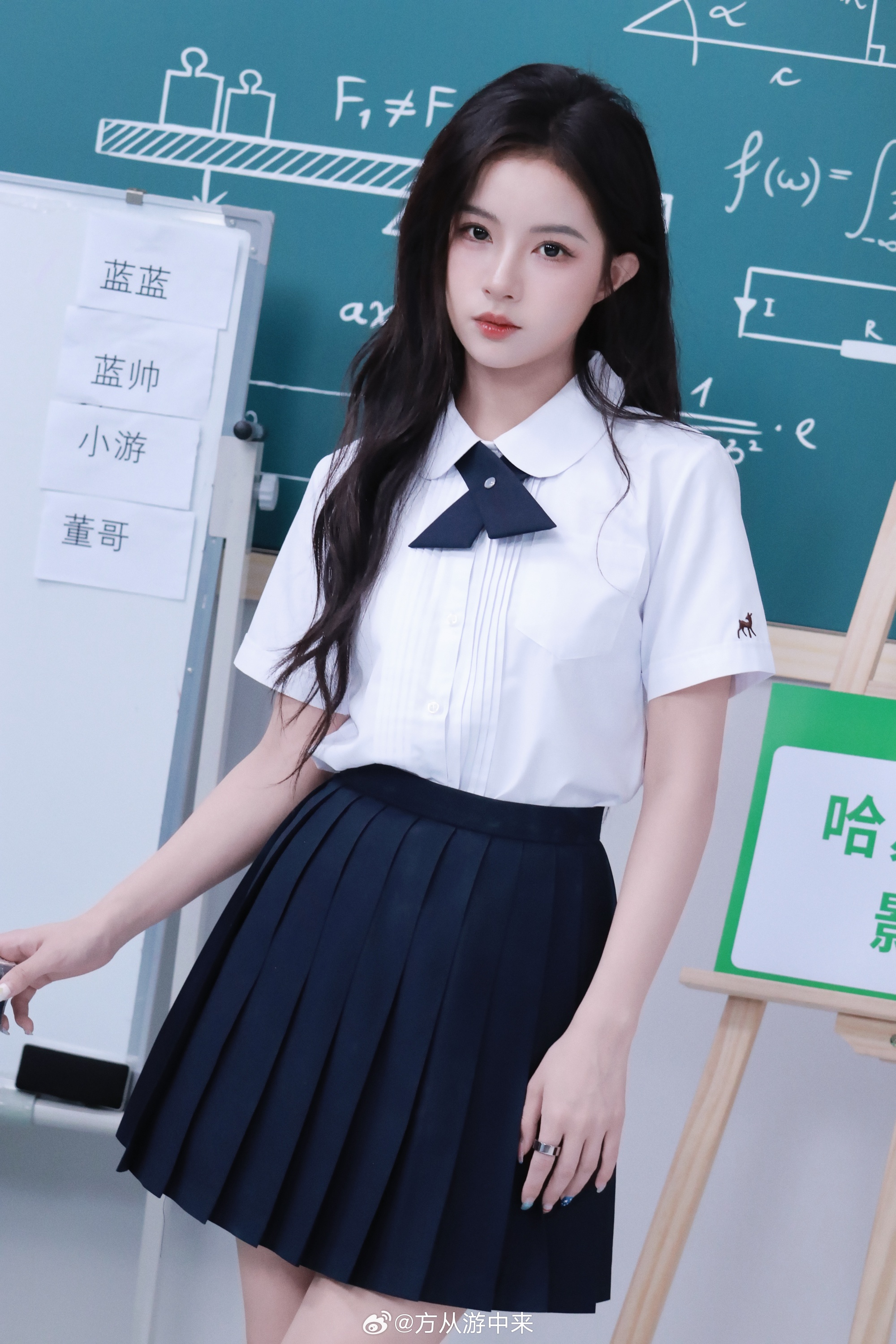 和平精英美女主持人王游方晒照：百褶裙+学生衬衫太嫩啦！