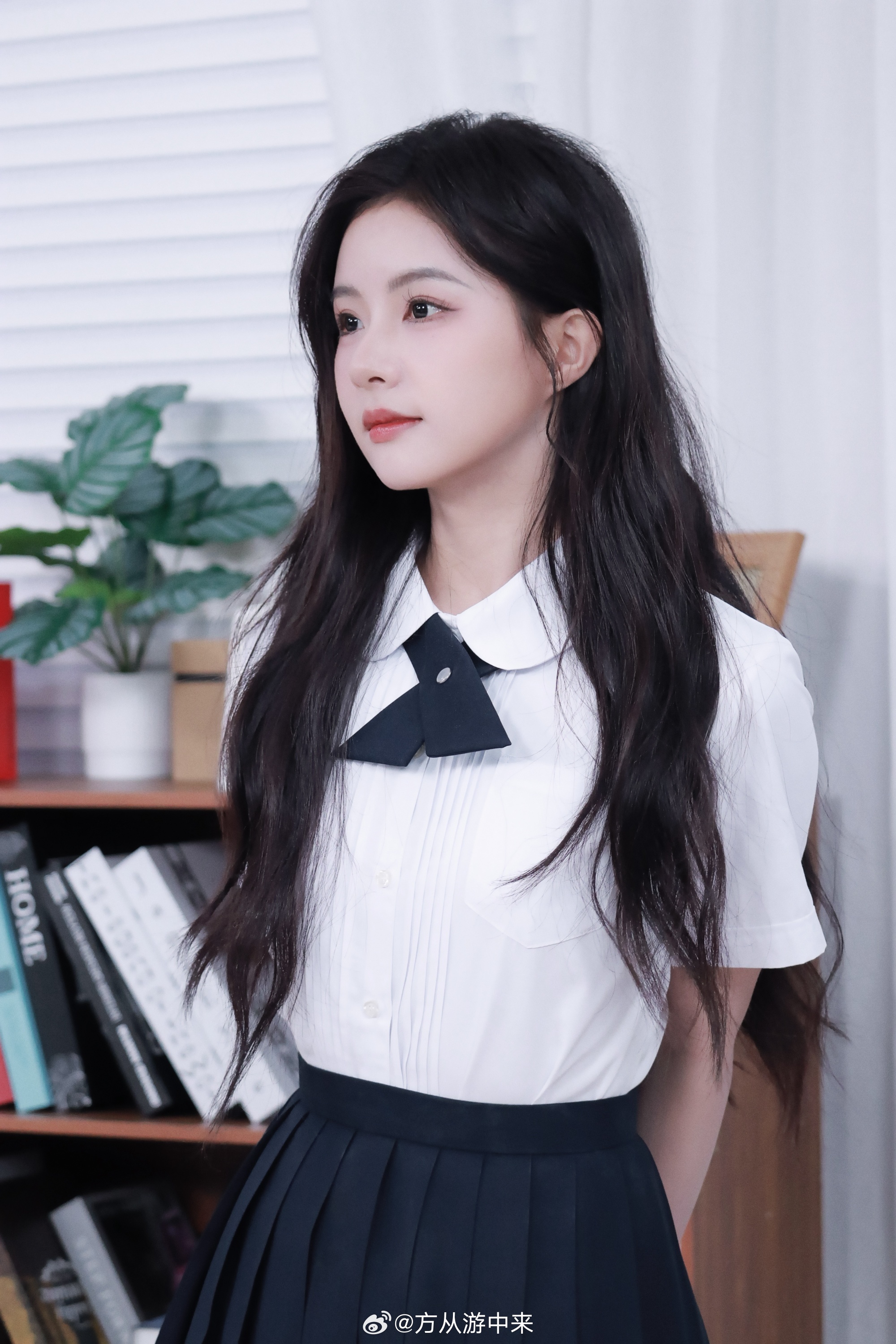 和平精英美女主持人王游方晒照：百褶裙+学生衬衫太嫩啦！
