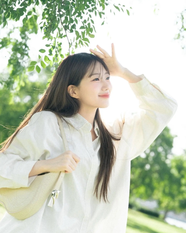 LCK主持李恩彬分享夏日写真：你好呀，夏天~