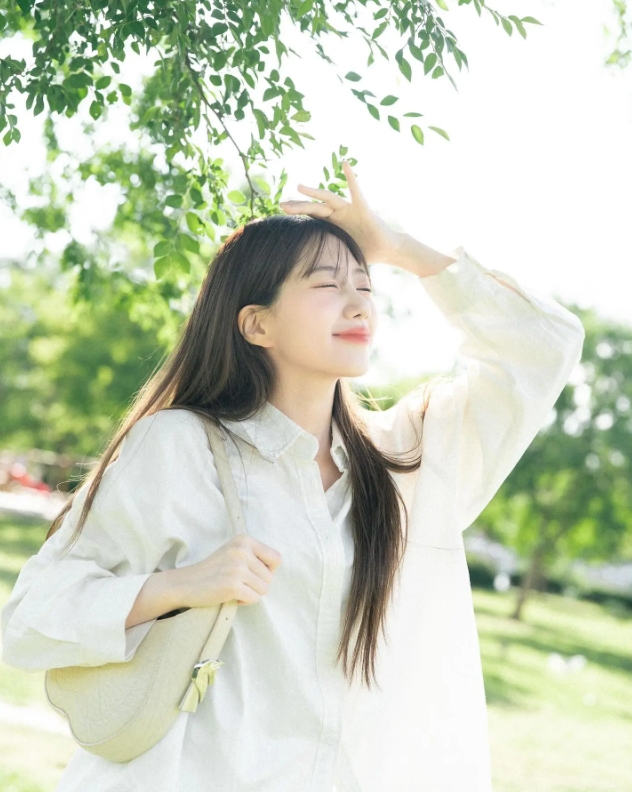 LCK主持李恩彬分享夏日写真：你好呀，夏天~