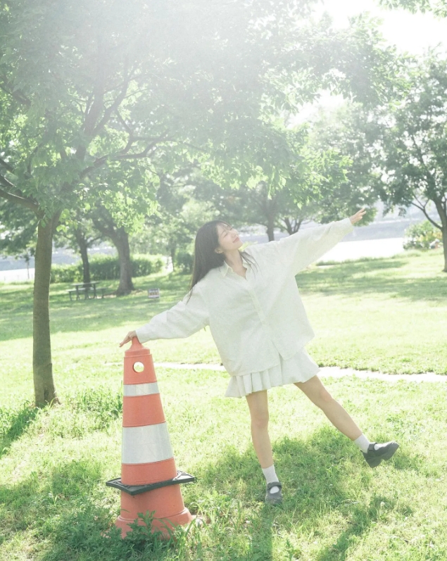 LCK主持李恩彬分享夏日写真：你好呀，夏天~