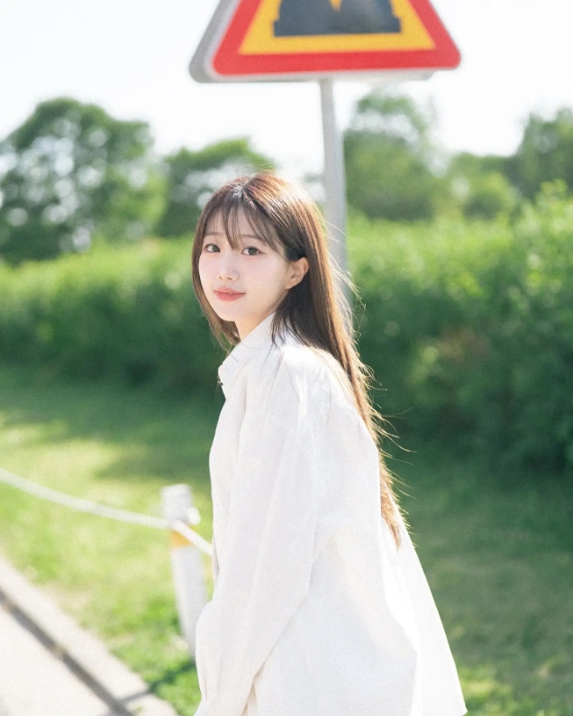 LCK主持李恩彬分享夏日写真：你好呀，夏天~
