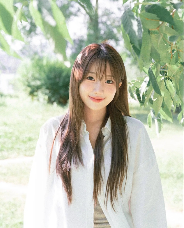 LCK主持李恩彬分享夏日写真：你好呀，夏天~