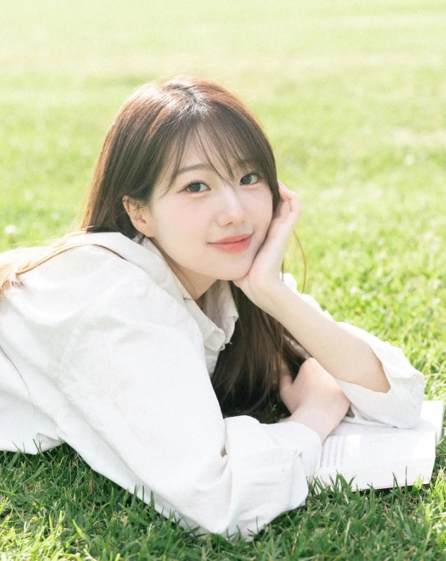 LCK主持李恩彬分享夏日写真：你好呀，夏天~