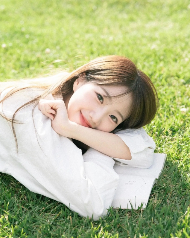 LCK主持李恩彬分享夏日写真：你好呀，夏天~