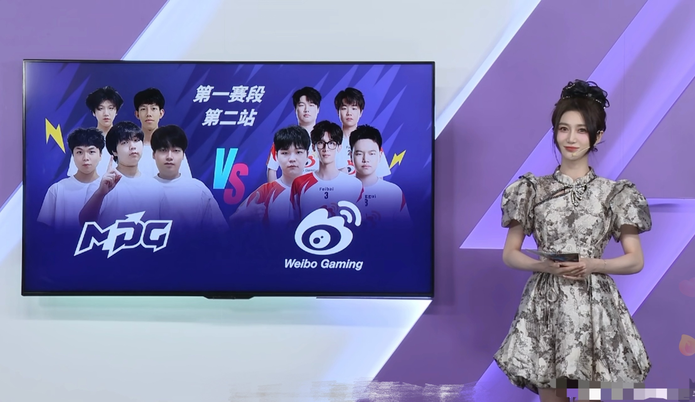 主持小悠晒照：最近在LOL手游联赛搬砖～感谢童童的花絮图