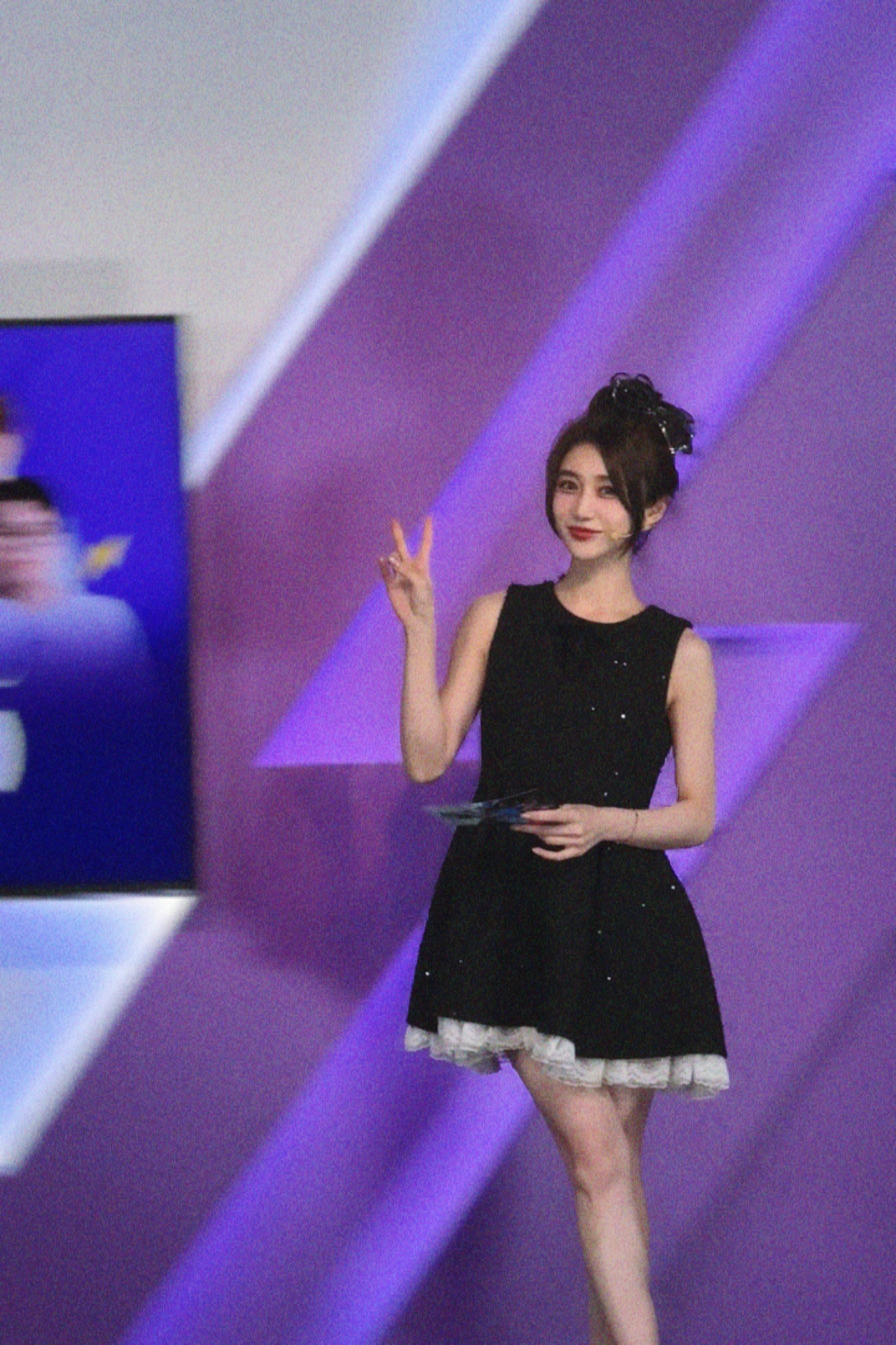 主持小悠晒照：最近在LOL手游联赛搬砖～感谢童童的花絮图