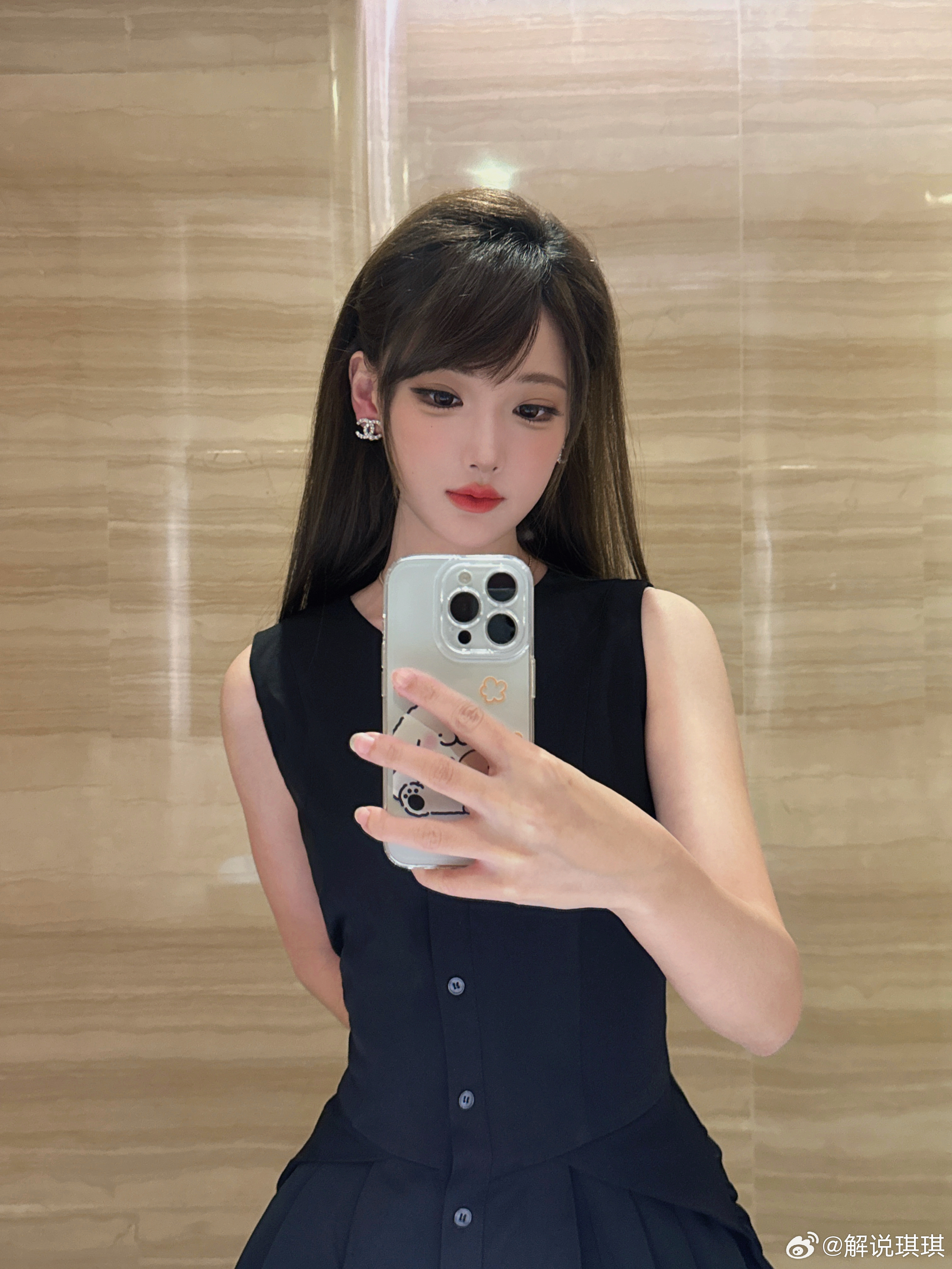 解说琪琪晒照：在解说席尝试了新的妆造，甜御风？喜欢吗
