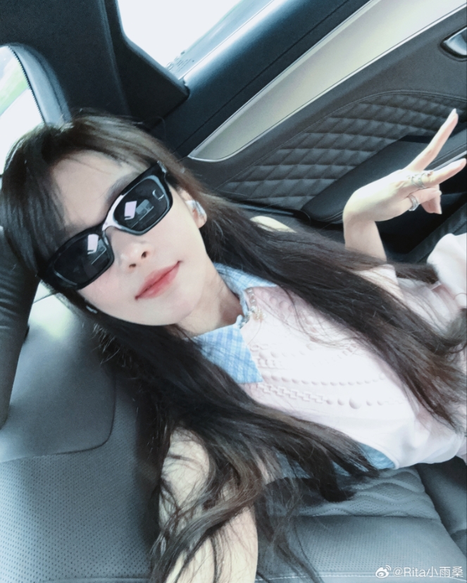 LPL美女解说Rita晒照：已经管不了司机在想啥了！ 一顿拍