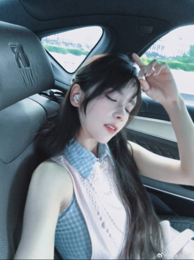LPL美女解说Rita晒照：已经管不了司机在想啥了！ 一顿拍