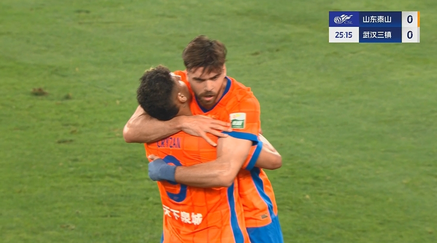 泰山1-0领先三镇！谢文能右路传中，泽卡后点无人盯防头球破门