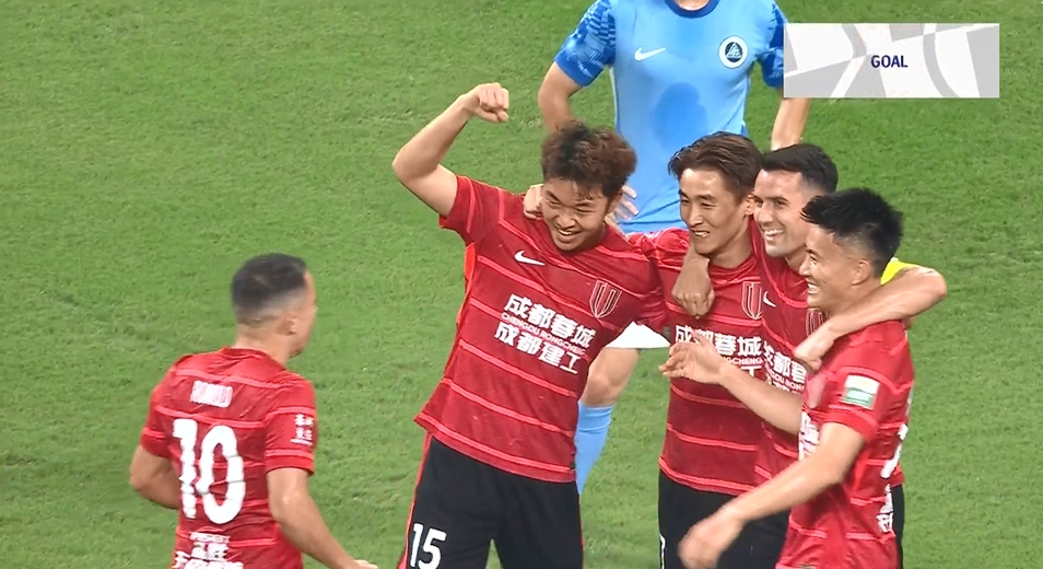 第15分鐘，韋世豪助攻嚴(yán)鼎皓推射破門，蓉城2-0領(lǐng)先新鵬城