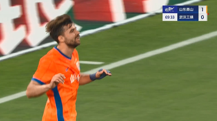 泰山2-0领先十人三镇！克雷桑传中，泽卡中路包抄破门完成双响