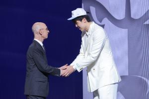 中国球员杨瀚森在NBA选秀大会首轮被开拓者选中