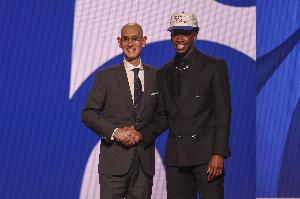 NBA新秀VJ-埃奇库姆于选秀大会上被费城76人选中