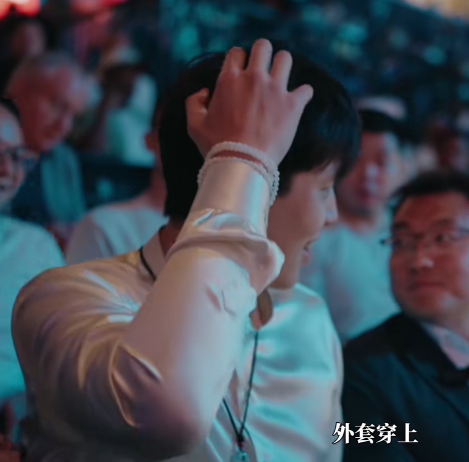 杨瀚森得知自己被选中后诧异挠头&紧张搓手&穿上外套竟忘记翻衣领