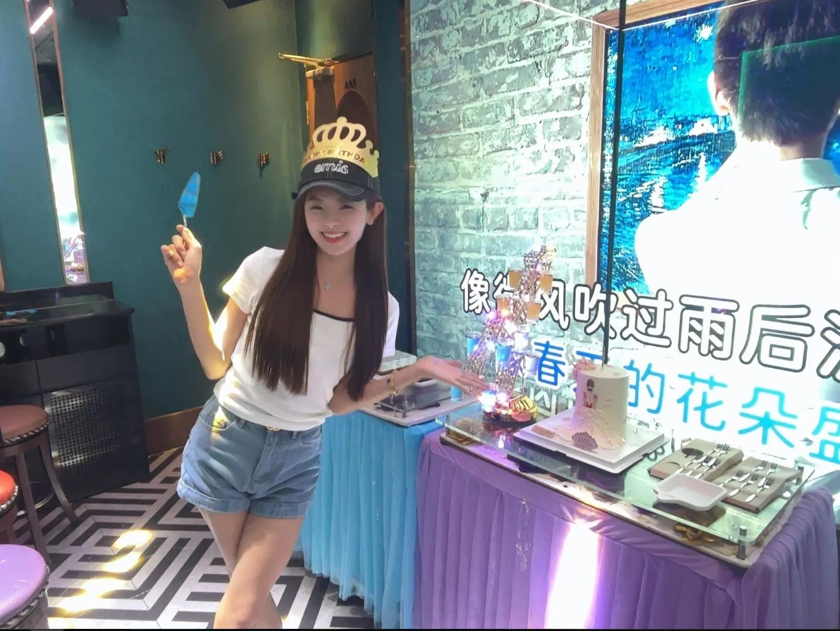 运动风这一块！LPL官方主持泱泱分享生日照片：今天🎂