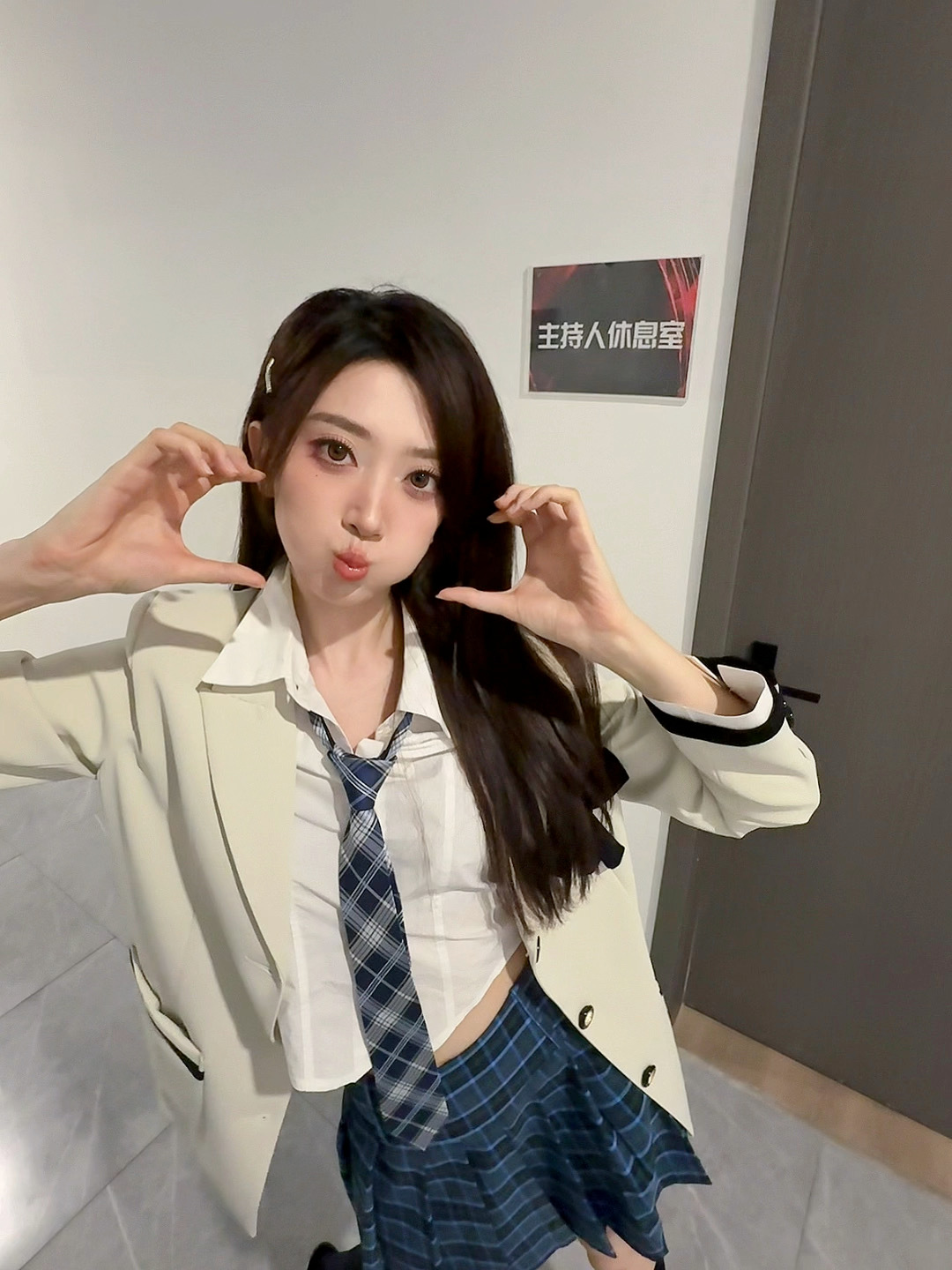 😘无畏契约赛事主持人嘉嘉晒照：“瓦学姐的人生第一次JK~”