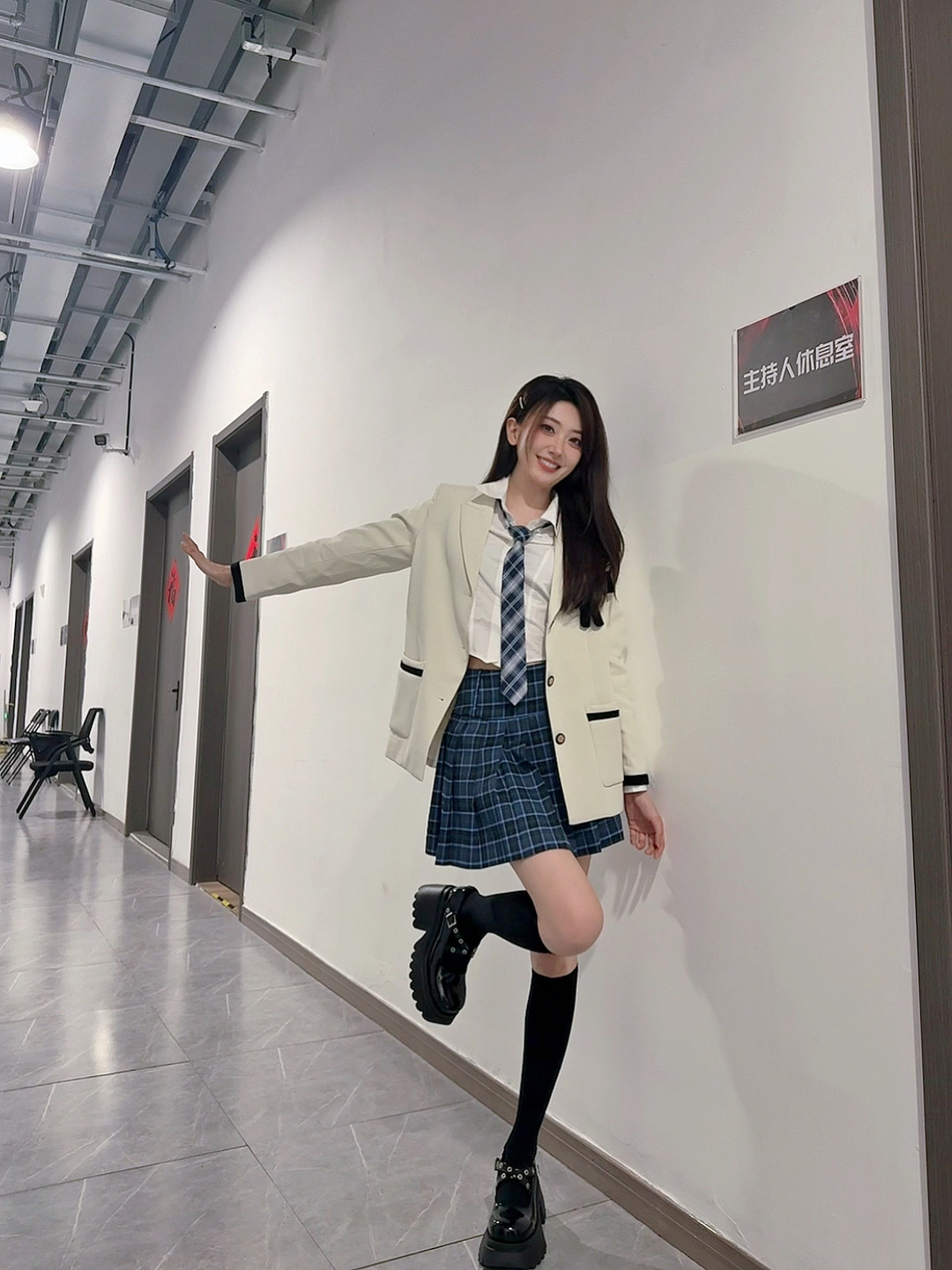 😘无畏契约赛事主持人嘉嘉晒照：“瓦学姐的人生第一次JK~”