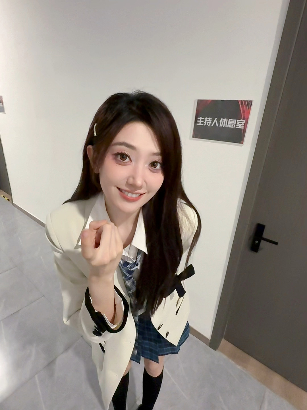 😘无畏契约赛事主持人嘉嘉晒照：“瓦学姐的人生第一次JK~”