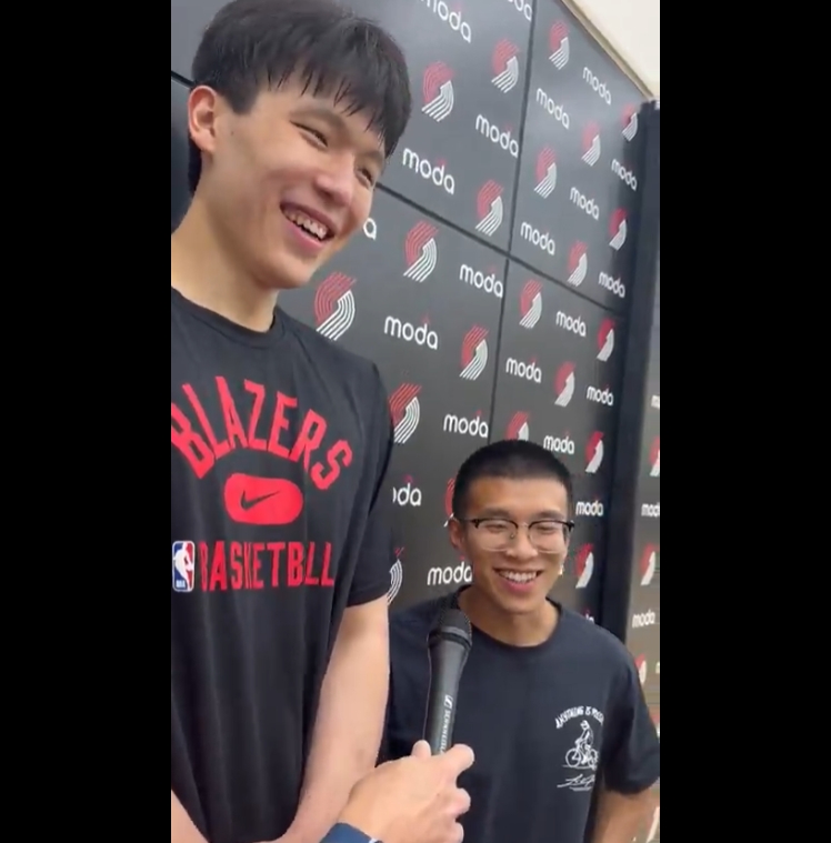 杨瀚森首次训练后采访 翻译Chris再次收获开拓者记者好评