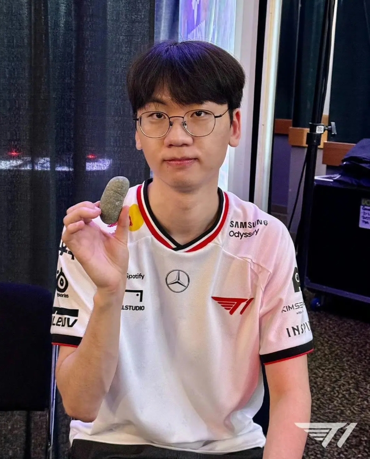 T1社媒晒出Doran与石甲虫合照：石甲虫很危险，大家要小心呀~