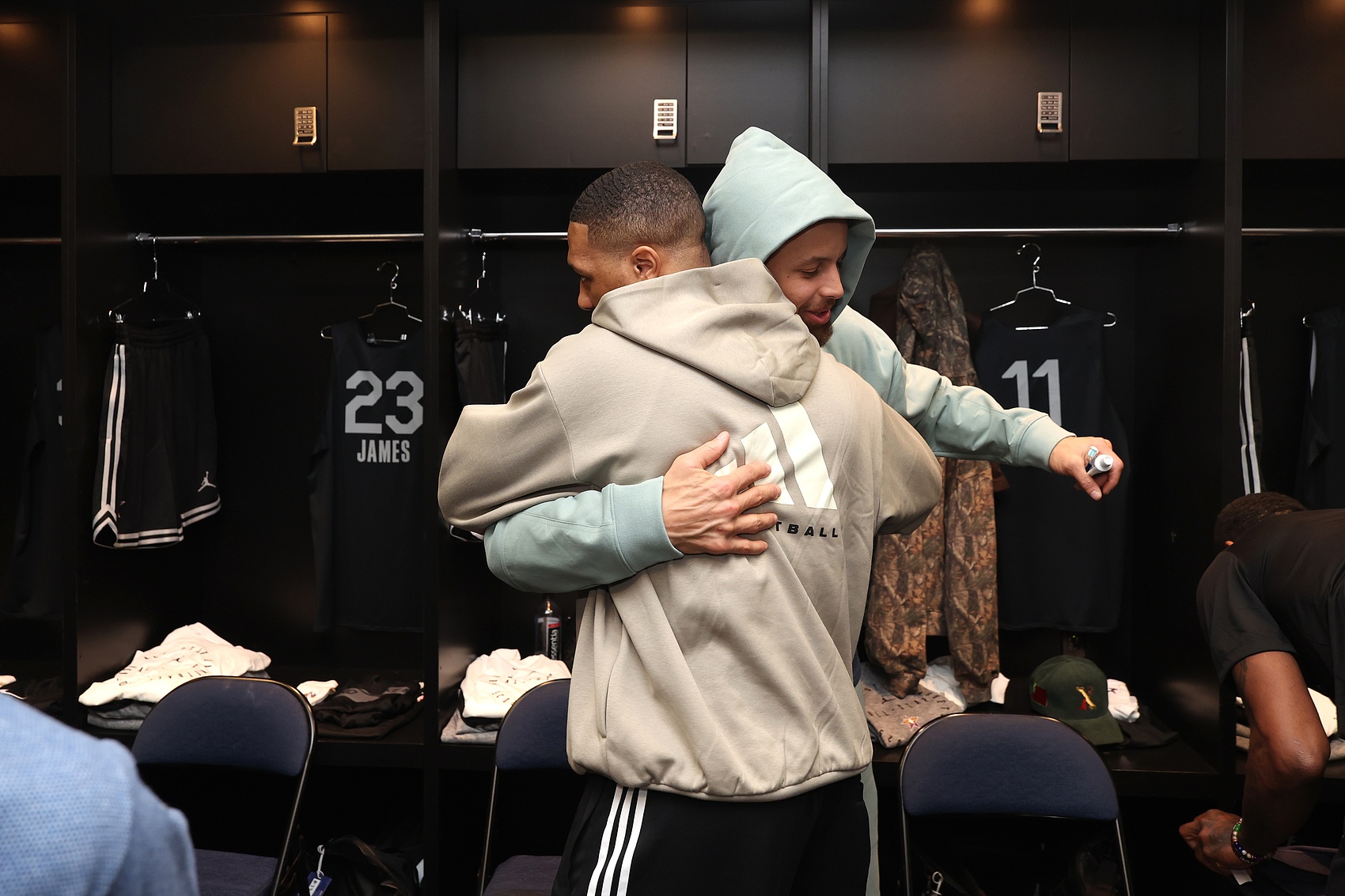 张佳玮：利拉德持球三分历史前三&赶上了09双雄 四分线外史上前二