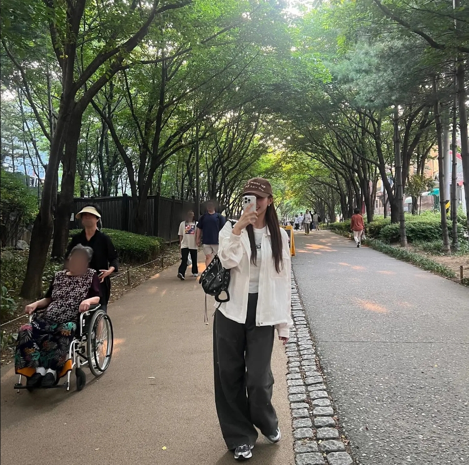 LCK官方主持尹秀彬晒照：还没上传的照片合集