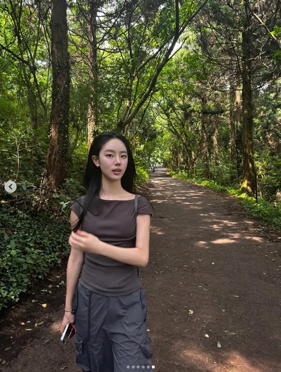Peyz姐姐晒照：到户外呼吸新鲜空气~