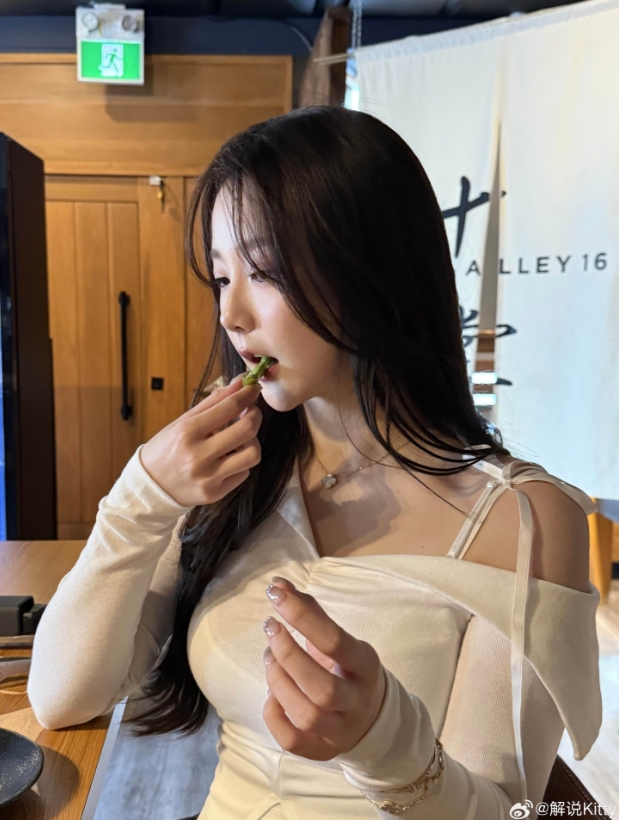 吊带的压力有点大！解说Kitty晒照：温哥华碎片