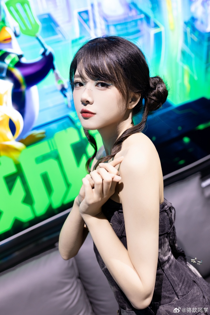 LPL女主持人骆歆晒照：欢迎来到赛博世界🌎