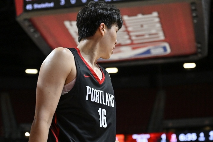 中国中锋杨瀚森在NBA夏季联赛中表现出色