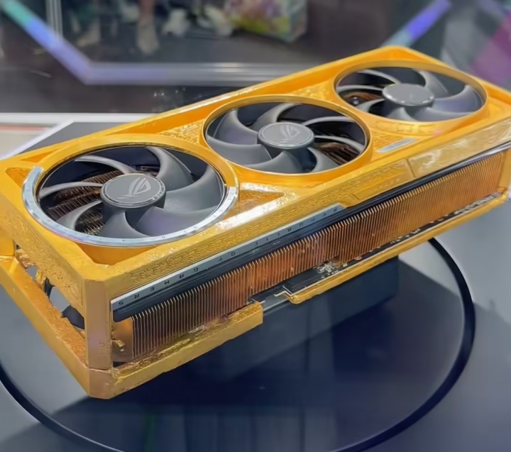10斤真金打造500万元“卡皇”，华硕展示ROG RTX5090D黄金显卡💰