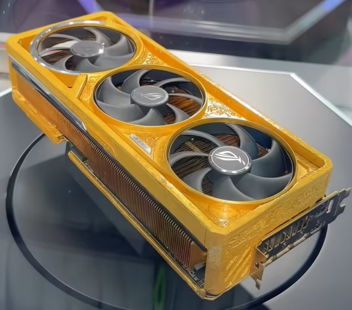 10斤真金打造500万元“卡皇”，华硕展示ROG RTX5090D黄金显卡💰