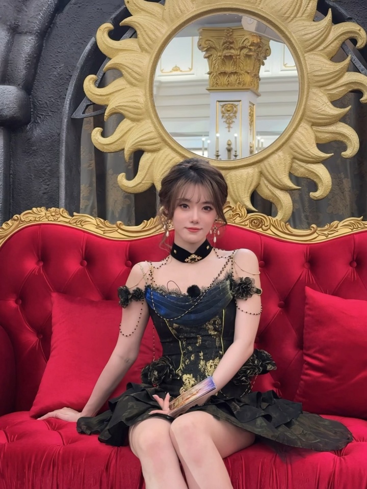 小钰晒美照：体验一把古堡公主，轻哥特风好像也很棒棒😻😻