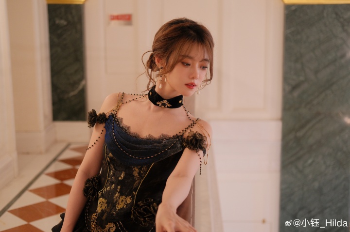 小钰晒美照：体验一把古堡公主，轻哥特风好像也很棒棒😻😻