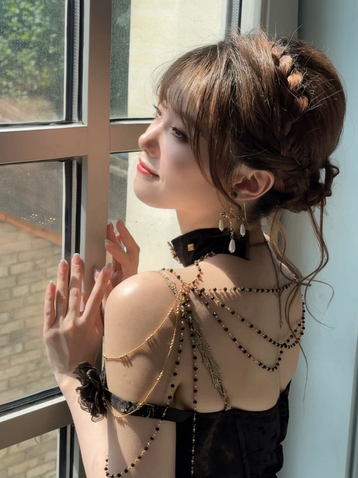小钰晒美照：体验一把古堡公主，轻哥特风好像也很棒棒😻😻