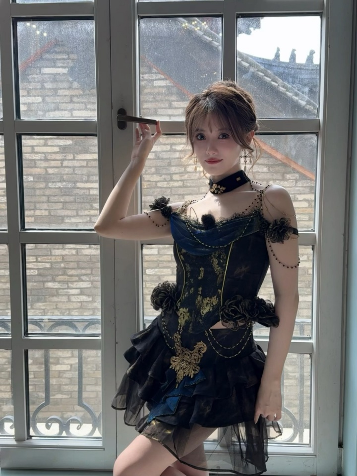 小钰晒美照：体验一把古堡公主，轻哥特风好像也很棒棒😻😻