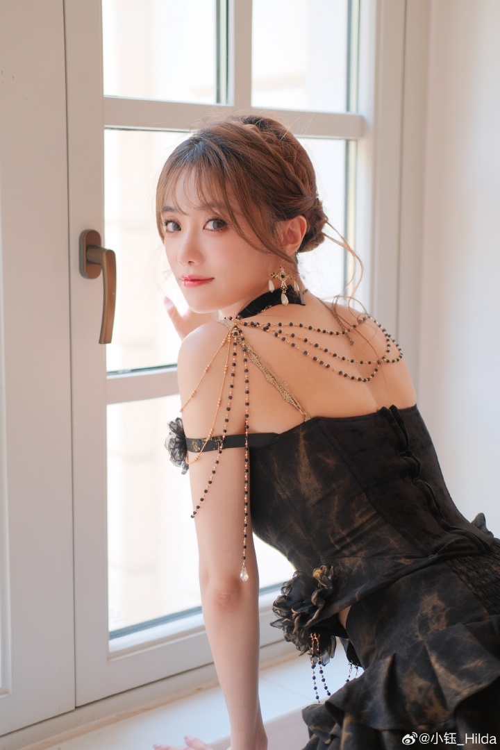 小钰晒美照：体验一把古堡公主，轻哥特风好像也很棒棒😻😻