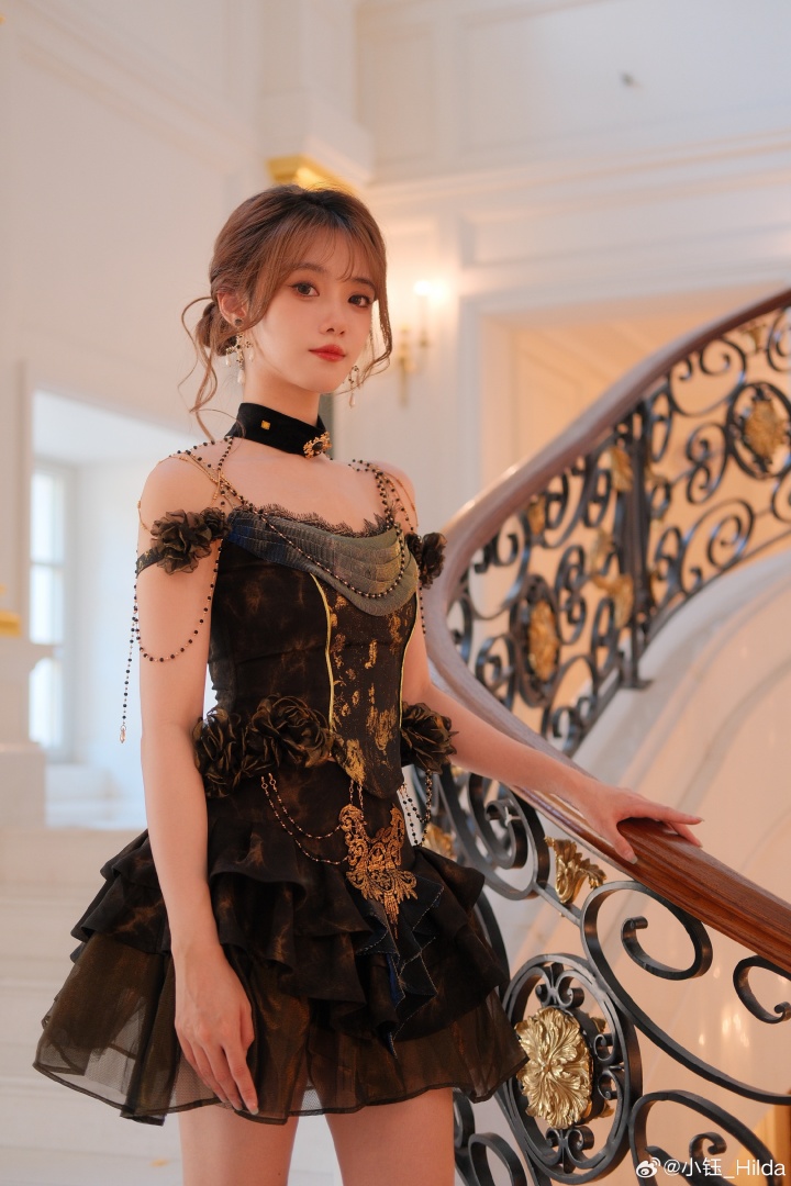 小钰晒美照：体验一把古堡公主，轻哥特风好像也很棒棒😻😻